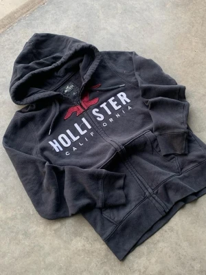 Hollister vintage hoodie - En stilren och snygg hollister vintage hoodie i bra skick, skicka ett meddelande för mer information. Denna model är väldigt sällsynt, finns få utanför USA. Priset är inte hugget i sten 