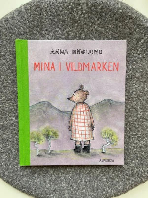 Mina i vildmarken - Följ Mina och Kåge på ett äventyr där staden möter skogen! När Mina hittar en koja i skogen får hon en plats för sig själv, men Kåge blir orolig. En charmig och illustrerad berättelse om vänskap, frihet och att hitta sin egen plats.