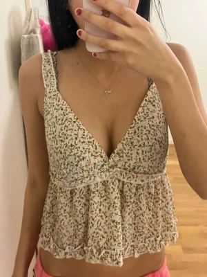 Blommig volangtop v-ringning - Söt blommig topp med volangkant och v-ringad urringning