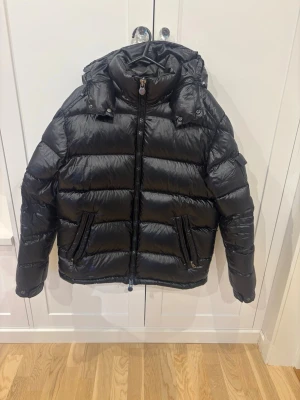 Moncler Maya  - Säljer en svart pufferjacka från Moncler i storlek 4/L inga flaws eller liknade! Mvh
