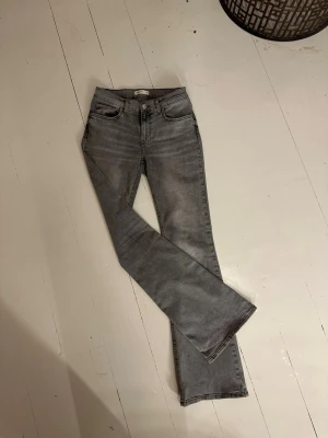 Grå bootcut jeans - Snygga grå bootcut jeans. Storlek 36 från Gina tricot. Bara att skriva vid funderingar☺️
