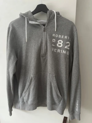 Roberto verino hoodie - Riktigt schysst roberto verino hoodie, passar s/m och endast använd fåtal gånger (3-4 gngr)
