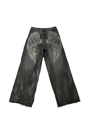 Jaded London wide baggy jeans w28 - Namn: Jaded London Black Ethereal Colossus Jeans Original pris : 1 300 ($130)  Mått: w28 - Längd = 106cm - Midja = 76cm - Höfter = 108 cm  Använd ett  tag så botten av benen är lite rivna (som man ser på bilderna), några pluppar där bak ramlade av och har limmats på men det märks inte så mycket,   utöver det har den inga märken eller flöckar och är i okej skick ✨