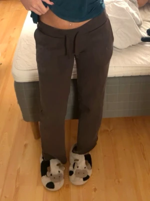 Mjukisbyxor  - Sköna lågmidjade mjukisbyxor, uppsprättade längst ner