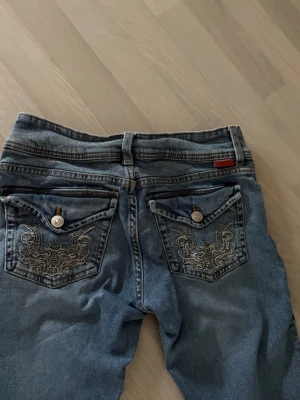 Blå bootcut jeans  - Snygga blå jeans från HM! Lågmidjade. Säljer dom för dom ej används. Om ni har frågor skriv privat🤍