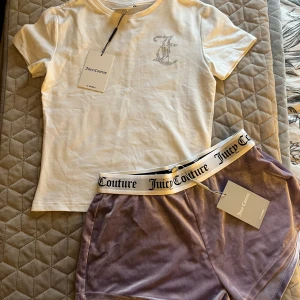 Juicy Couture set med tröja och shorts  - Helt oanvändt sett från Juicy Couture med taggarna kvar. Vit t-shirt och ljuslila shorts i samet 