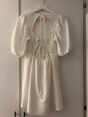 Vit sommar klänning - Använd 2 ggr. Perfekt till skolavslutning eller midsommar men även andra sommar tillfällen. Säljer då den inte har kommit till användning. Kontakta för fler bilder/info, pris kan diskuteras🤍