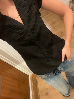 Enkel kortärmad svart blus  - Söt svart blus, man kan justera längden på den