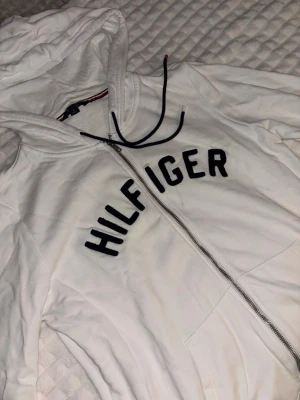 Tommy Hilfiger Hoodie - Tommy Hilfiger hoodie i fint skick men använd. Köpt i USA. 