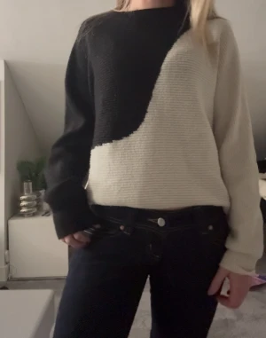 svart/vit stickad tröja - säljer en jätte snygg stickad tröja, och säljer då den inte kommer till användning längre. bra skick o inga defekter. nypris 599!❤️