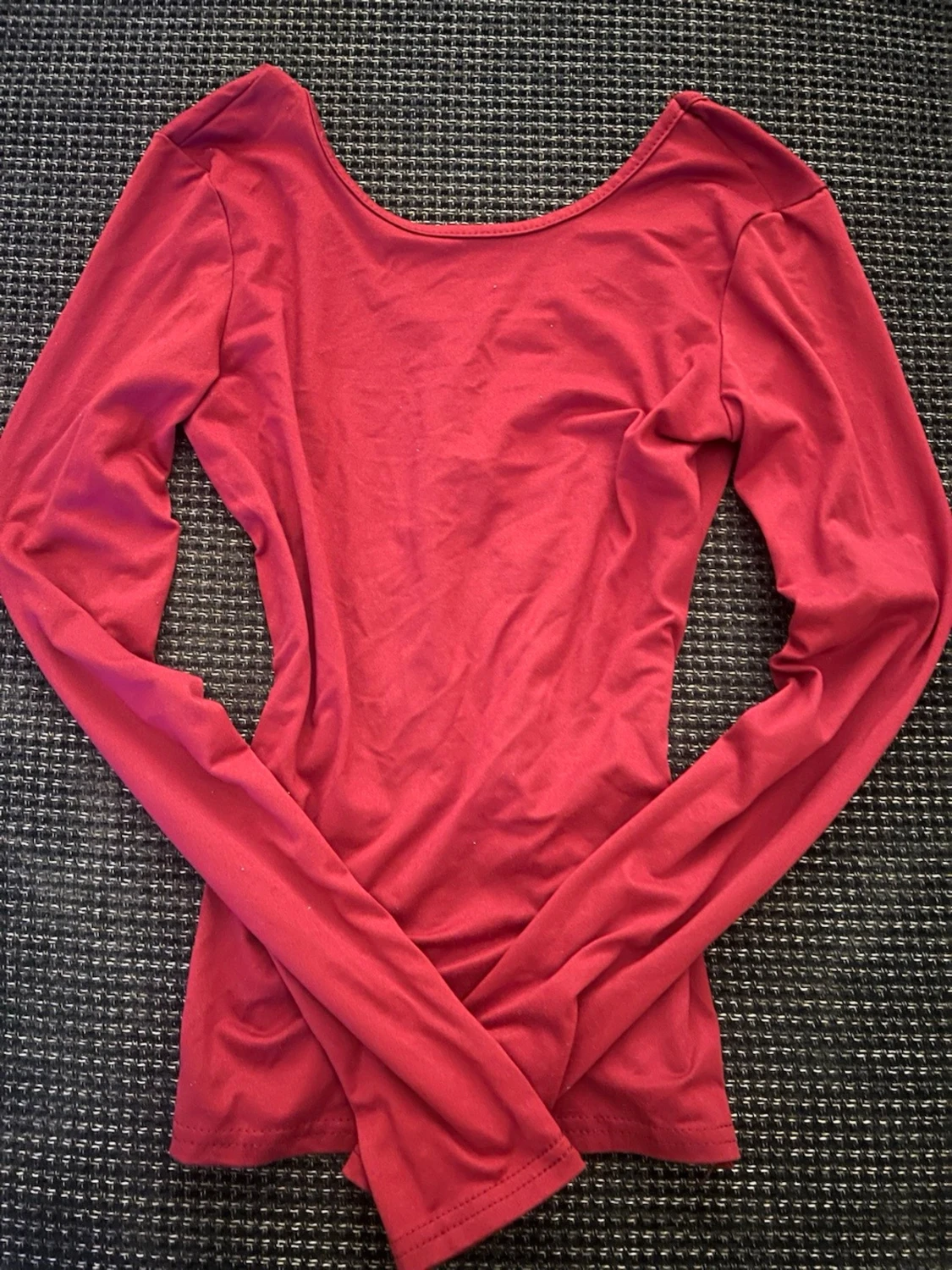 Röd långärmad topp med öppen rygg