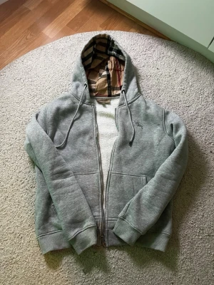Burrbery zip hoodie  - Säljer nu min burrbery hoodie som är i top skick! 