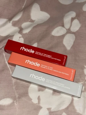 Rhode Peptide Lip Treatment 3-pack - Säljer tre Rhode Peptide Lip Treatment i smakerna Strawberry Glaze, Peach Pit och Unscented. Helt nytt och oanvänd.