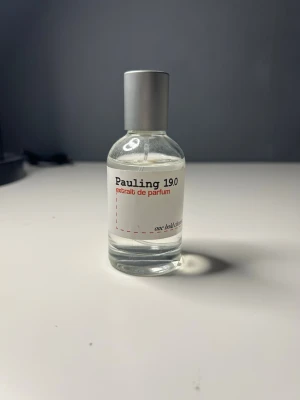 Pauling 19.0  - Pauling 19.0 är en doft från oneboldchemist och är inspererad av LV pacific chill. Doften är väldigt fräsch med mycket citrus. Flaskan är nästintill full, endast testat några sprut ifrån den. Du får med en random sample 