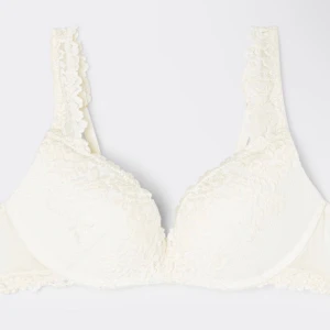 intimissimi bh - så så fin bh från intimissimi i gioia superpushup pretty flowers ❤️❤️ helt ny och inte ens testad, säljer då de va fel storlek och kan inte skicka tillbaka 