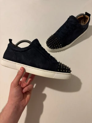 Louboutin Junior Spike - Navy/vit - Tjena! Saljer nu mina valdigt eftertraktade loubuotins. Skicket ar 10/10, anvanda runt en månad, och säljs dà jag behöver pengar. Inga skador eller fläckar eller så Storlek 40 men passar 41, Medföljer allt OG, som finns på bilderna. Vid frågor kontakta gärna. Priset går att diskutera lite.