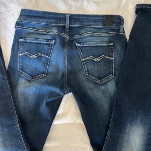 Replay skinny jeans i blå denim - Snygga blå jeans från Replay storlek 29/32.. hör av er vid minsta lilla fundering!🙌🏽. Kan sänka pris bara att höra av er.