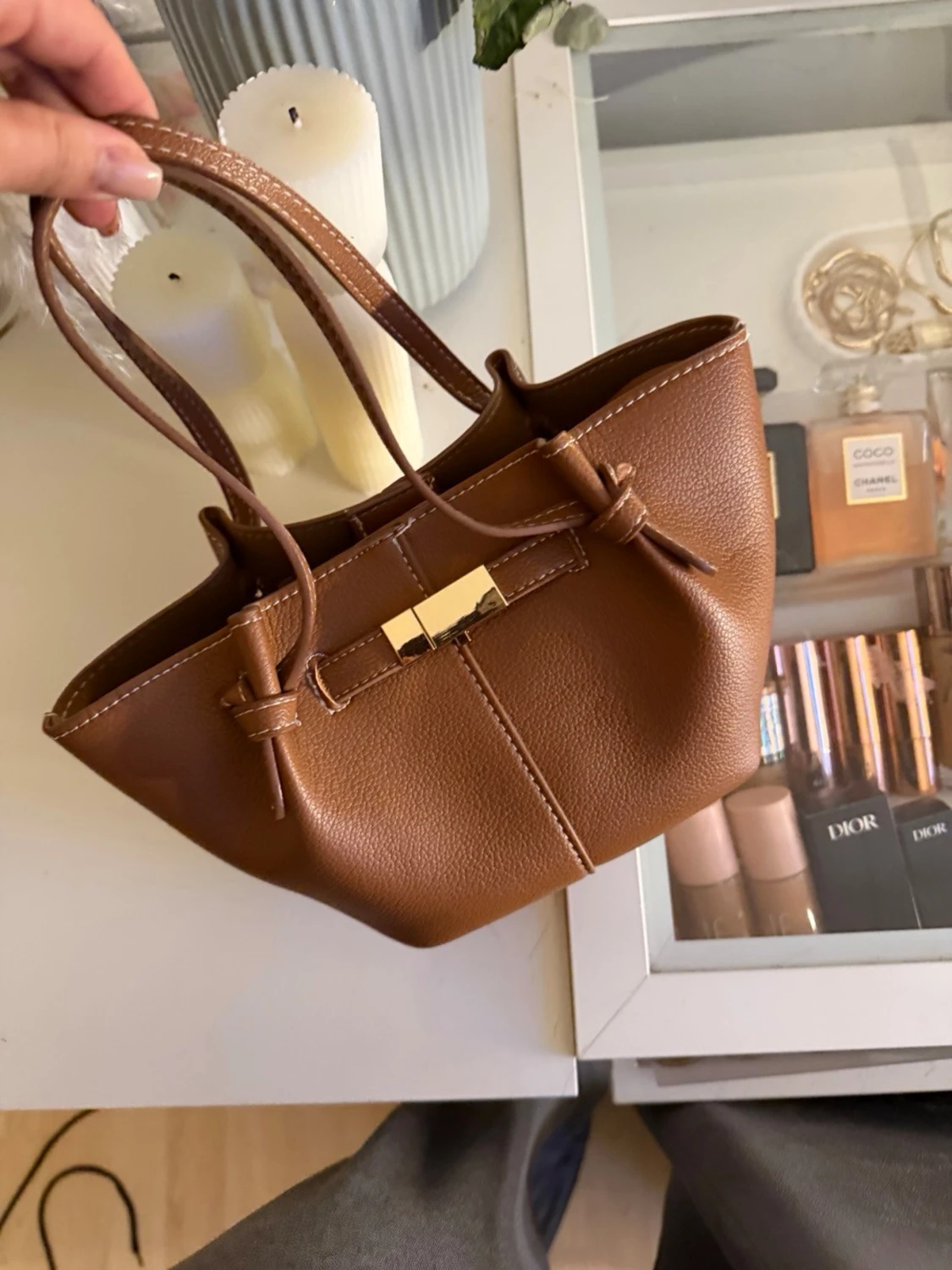 Brun handväska med gulddetalj - 1