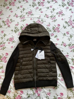 Olivgrön Moncler Cardigan   - Moncler tricot cardigan, NFC finns, exklusiv och eftertraktad färg. Oanvänd, hör av vid mer frågor eller bilder. Storlek: M (passar även S)