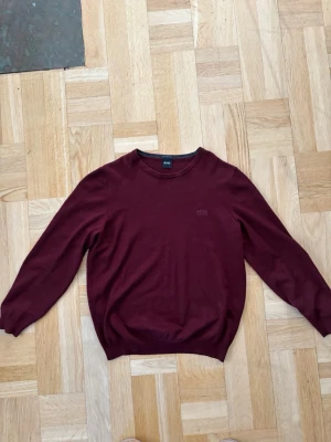 Hugo Boss stickad tröja  - Stilren italiensk stickad tröja från märket Hugo Boss🇮🇹Helt nytt skick utan några defekter, passformen är S✅ hör av dig vid frågor.
