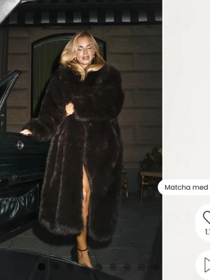 Lång brun pälsjacka från Bubbleroom!🤎 - INTRESSEKOLL! Fluffig pälsjacka i mörkbrun färg. Jackan har en klassisk rak passform med bred krage och långa ärmar. Jackan har lappar och allting kvar så är i nyskick!! Jackan är även helt slutsåld på hemsidan!🤎