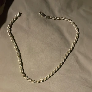 Cordell halsband 925 - Snyggt halsband i äkta 925 silver med tvinnad kedja och robust karbinlås. Kedjan har en klassisk design som passar perfekt till din stil och är markerad med silverstämpel. Perfekt för dig som gillar stilrena accessoarer med lite extra edge. 45cm
