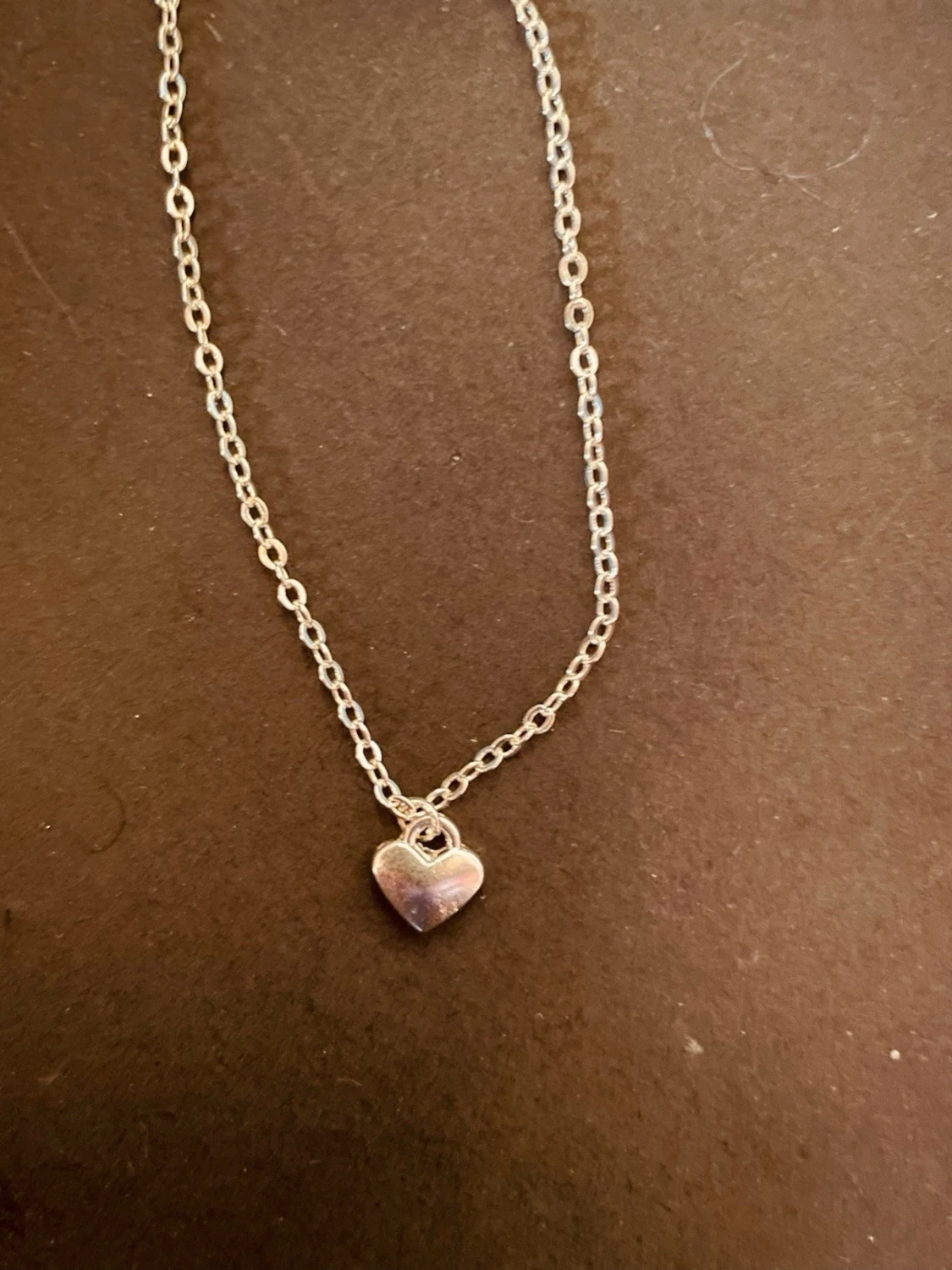 By prisförslag- silvrigt Halsband med mini hjärta 45 cm längd - 1