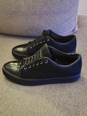 Lanvin sneakers - Helsvarta lanvins | endast skorna medföljer | lite sliten på captoen men annars bra skick | kan gå ner lite i pris vid snabb affär