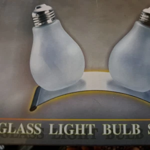 Salt- och pepparkar i glaslampa design - Ett unikt salt- och pepparkar set i form av glödlampor. Tillverkade i glas med en tillhörande hållare. Perfekt för den som söker en annorlunda detalj till middagsbordet. Oöppnad och oanvänd kvar I förpackningen.   Skickas via posten men köpare står för frakten. Vid övriga frågor skicka gärna meddelande.  Lämnar självklart god omdömen om köparen gör det.  Kolla in gärna på mina andra annonser!