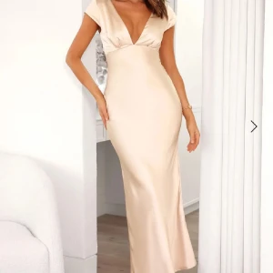 Champagnefärgad balklänning - Säljer min balklänning!! Lång champagnefärgad satinklänning perfekt för bal💞 Jättefin v-ringning och öppen rygg med detalj. Köpt här på Plick och då bara använd en gång☺️☺️ så i mycket bra skick! Jag är 164 men har klackar på bilderna så blir ca 170. Skriv vid funderingar eller fler bilder💓💓Tryck inte på köp direkt då jag inte är säker på om jag kan skicka den direkt!😊