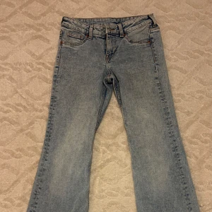 Jeans  - Ljusblåa jeans från H&M i storlek 36. Sköna och snygga, sparsamt använda. Pris: 100 kr