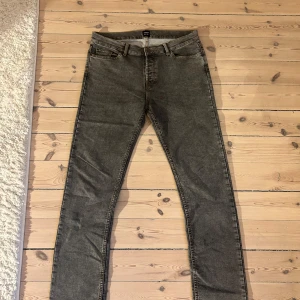 Grå jeans från Montén, storlek 34/34 - Snygga grå jeans från Montén i storlek 34/34. Passformen är slimfit och de är tillverkade i slitstarkt denimtyg