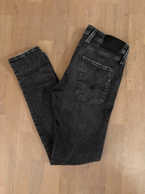 Replay Anbass svarta  - Snygga Replay Anbass jeans i svart tvättad färg med slitningar. Jeansen har knappt använts. Vid fler bilder eller frågor är det bara att höra av sig!