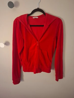 Röd hoodie från Cubus  - Röd hoodie från Cubus i storlek XS. Den är nästan oanvänd bara använd fåtal gånger 💕