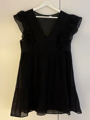 Volangklänning - Klänning från H&M. Använd fåtal gånger. Fint skick.