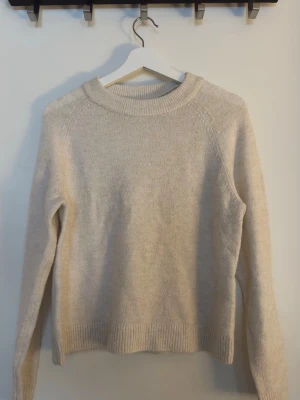 Beige stickad tröja, Vero Moda  - Stickad tröja från Vero Moda i storlek S🥰