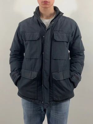 Woolrich Cloud Jacka Navy Blue - Woolrich Cloud jacka i fin mörkblå färg. Aldrig använd, ny utan tags. Nypris ca 7500 kr. Modellen är 175 cm och väger 70 kg. Jackan är stor i storleken, passar S-M. Material: Vaddering i 70% dun, 30% fjädrar. Skal i 60% bomull, 40% polyamid. Innerdel i 100% nylon. 