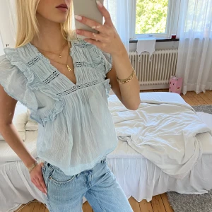 Blå blus med volanger - Jättefin kortärmad blå blus från Neo noir😋❤️