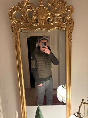 Brun dunväst med huva från Moncler - Säljer min moncler caridigan för den blivigt kort. De finns nfc Scan på märket och Scan inuti jackan. Storlek är L men bassar bäst M
