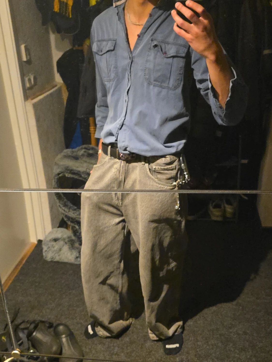 Blå skjorta med fickor och knappar - 3