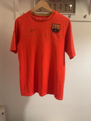 Fc Barcelona Retro tröja - Väldigt fin Barcelona retro tröja i färgen orange som är väldigt stilren och och simpel men samtidigt riktigta snygga. Retro från 2010 och väldigt svår att få tag på.