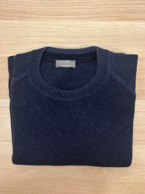 Barba Napoli Kashmirtröja Navy - Snygg stickad tröja från Barba Napoli i 100% kashmir. Toppenskick, inga defekter. Modellen är 175 cm och väger 70 kg. Ordinarie nypris ca 3500. Passar M-L.