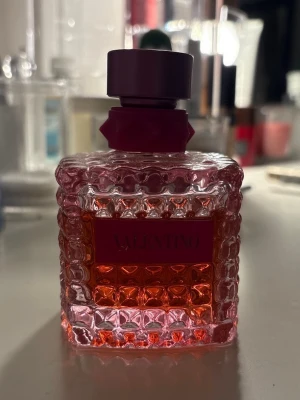 Valentino parfym med rosa detaljer - Snygg parfym från Valentino med rosa och röda detaljer. Perfekt för dig som vill ha en trendig flaska på hyllan. Volym på 100ml 