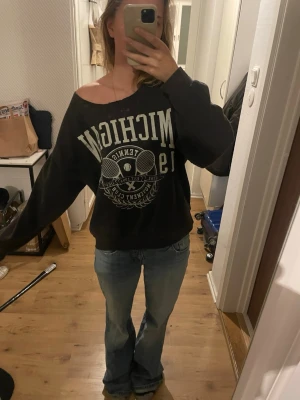 Svart oneshoulder sweatshirt  - Cool o najs klippt Sweatshirt från Gina i bra skick 