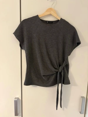 Zara topp - Mörkgrå topp från zara💕Den är i väldigt bra skick, använd fåtal gånger.