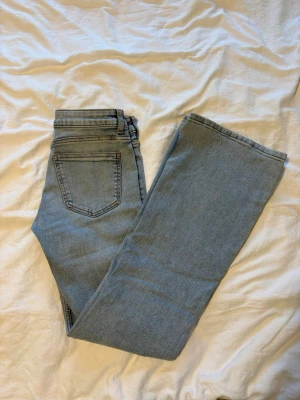 Lågmidjade bootcut jeans - Ljusblåa jeans från HM, de är lågmidjade med en bootcut modell🥰Innerbenslängd 81cm, midjemått 72cm. De är knappt använda och i väldigt bra skick💕