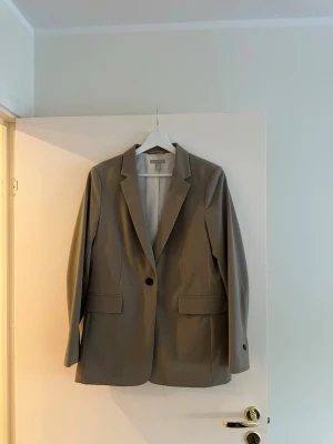 HM kavaj  - Olivgrön kavaj, sparsamt använd från HM. Stl S men är perfekt oversized.
