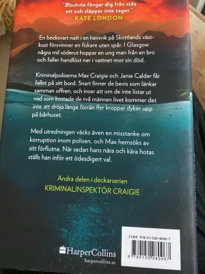 Blodvite - En mörk och spännande deckare där kriminalpoliserna Max Craigie och Janie Calder utreder mystiska dödsfall vid Skottlands kust. Korruption, farliga val och intensiva utredningar gör detta till en bok som håller dig på helspänn. Perfekt för dig som gillar nervkittlande thrillers!