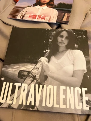 Ultraviolence deluxe vinyl - Nytt skick, har även kvar presentförpackningen! inte använd utan har bara stått i rummet som dekoration