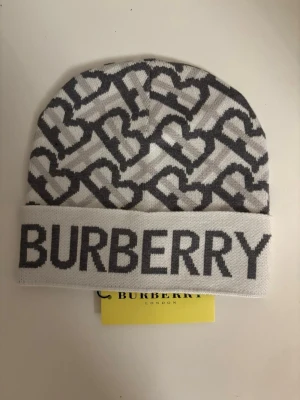 Lv mössa - Helt ny, skickas inom kort tid 